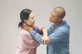 被锁喉没有什么可害怕的，手法做对了，就能破解对方视频封面
