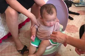 八个月萌宝人生第一次练习坐马桶，整个人坐在上面好乖，太聪明了视频封面