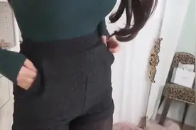 -黑色紧身裤搭配运动背心，秀丽端庄视频封面