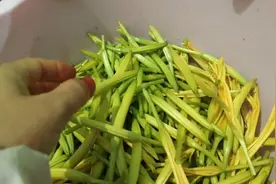 黄花菜有许多营养功能，但什么人千万不能吃呢？我来告诉您视频封面