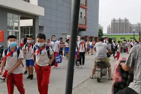 唐山小学开学第一天，学校执行分时段上下学模式视频封面