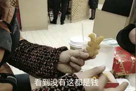 儿子考试成绩出来了，看爸爸奖励了什么给他，小家伙高兴极了视频封面