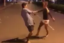 情侣街头全武行！大战三百回合不分胜负！视频封面