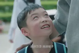 小朋友真可爱 见美女就叫嫂子 你还缺哥哥吗？视频封面