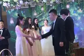 婚礼现场：这对伴郎伴娘太逗了，司仪：你盘她啊，笑死我了！视频封面