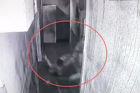 被拖着走的密室逃脱：女孩被拖行至少5圈，事后仍感激队友视频封面