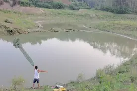 小吴防止地笼再次被人偷走，只好选择傍晚来放，我们一来看看鱼获