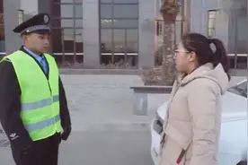 当交警遇到奇葩女司机，两人的对话笑的肚子疼，我不信你不笑！视频封面