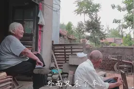 农村94岁奶奶家盖房子，爷爷请人来帮忙填土，干完活老人管顿晚饭视频封面