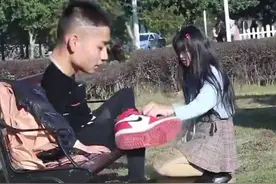 还有女生枪男生运动鞋的，结果自己倒霉又摔了一跤视频封面