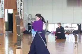 日本武士表演拔刀砍草席，最后压轴表演的女孩出手就是不一样！视频封面