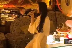 小姐姐在KTV唱《雨蝶》，一开口就跪了简直是人美声甜