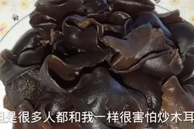 川妹子以身试险，经过处理后的木耳下锅后到底还会不会爆呢？视频封面