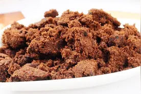 红糖结块了别着急，奶奶教我一招，让结块的红糖立马变散