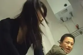 修理工帮美女修水龙头，美女帮他擦了下脸，俩人竟抱在了一起！视频封面