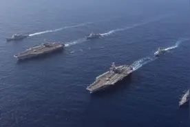 现场实拍 美国海军双航母编队 150架飞机 6艘舰艇 战备演习视频封面
