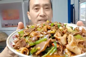 今天食堂买回来2只鸭子，我把鸭内脏做了一道菜，跟大家分享。视频封面
