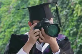 大学生一起拍毕业照，两个女同学闹变扭，这竟为那样视频封面