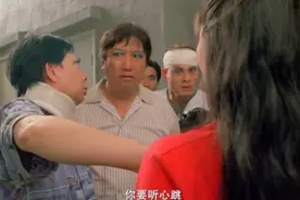 一群男人怀疑穿红衣服女子是女鬼，一个个要摸女子心跳。太搞笑了视频封面