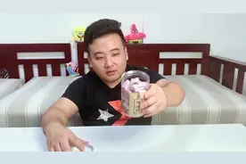 减肥瘦身请远离这种食物，100克452大卡高热量的糖果好奇胖子试吃视频封面