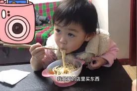 一岁多就开始用筷子吃饭的小朋友太厉害了 这样省心的孩子真好