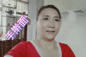 郑大姐做手擀面，面和软了，怎么补救的，小孙女直说好吃！