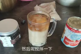 小伙在家自做奶茶喝能省钱又放心卫生，一年能省好几万