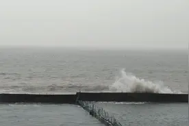5月22日，山东威海石岛狂风暴雨，海里卷起了巨浪，太壮观了