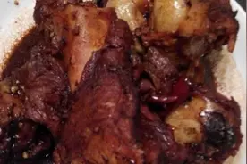 50块钱买的排骨和大骨头，炖了一锅，配上豇豆面条吃的饱饱的。