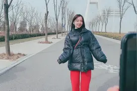 相亲对象卖衣服，喊小伙去湖边拍卖家秀照片，谈对象必备拍照技能