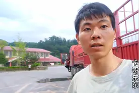 服务区住宿有多贵，听到价格小伙坚持睡车里，车就是我的家视频封面