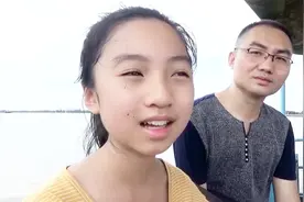 小萝莉端午与家人一起出游，坐轮渡观龙舟水，幸福感爆棚呀！视频封面