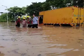 深圳突降暴雨，坑梓、龙田部分地区街道水漫至膝盖，市民上班受阻