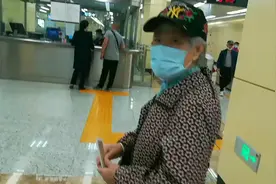 70岁老人持卡坐地铁免费，可老妈从来不坐，啥情况？视频封面