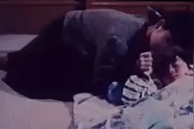 妈妈为祈求小强平安，从家一路跪磕到王爷庙，额头出血也忘了视频封面
