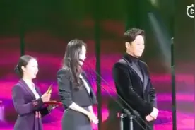 杨幂离婚后首次一身西装帅气现身，获绿绿宝石女演员奖视频封面