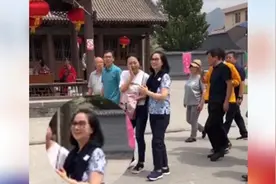 66岁林凤娇罕见现身，和丈夫成龙下乡做慈善，穿着朴素气质极佳视频封面