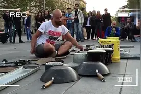 外国街头达人用破铜烂锅演奏出动感音乐！视频封面