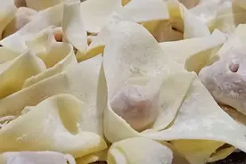 大厨教你“四川抄手”有技巧，入口馅鲜嫩多汁，和馅是关键