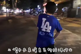 两个20岁女孩的饭后活动：愚蠢行为引路人围观视频封面