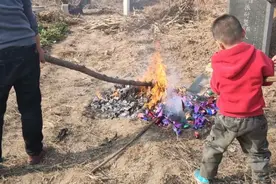 农历十月上坟祭祖，比清明还隆重，山东地方风俗，烧纸叠元宝视频封面