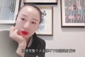 客服小芳拉肚子，脱水了无法请假，依然坚持上班工作，太敬业了