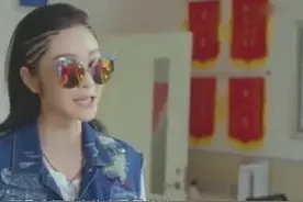 实习女老师装嫩，穿牛仔短裤长筒皮靴上课，主任：我带不起你视频封面