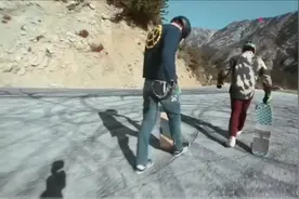 极限挑战，极速滑板时速均100，谁先刹车谁输，一路火花带闪电