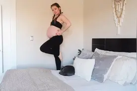 漂亮妈妈的孕期身材变化过程，从纤瘦少女到大肚婆妈妈牺牲了太多视频封面