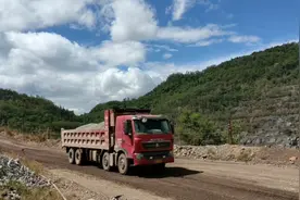 实拍亚洲最大的海南铁矿山   已经被日本挖完了   遗留下的是个坑