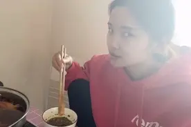 剩女化身“蹭饭狂魔”，到闺蜜家蹭吃蹭喝，火锅配包子太过瘾了