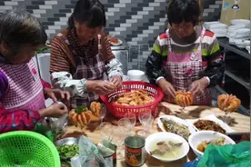 南通海门乡村婚宴，酒杯挂大虾是道特色菜，800块一桌，经济实惠