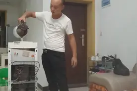 小奇家的饮水机，突然出现漏水，拆开看了一下又不漏，这是啥原因视频封面
