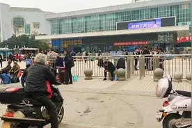 火车站看到很多人，原来都是准备外出务工人员视频封面